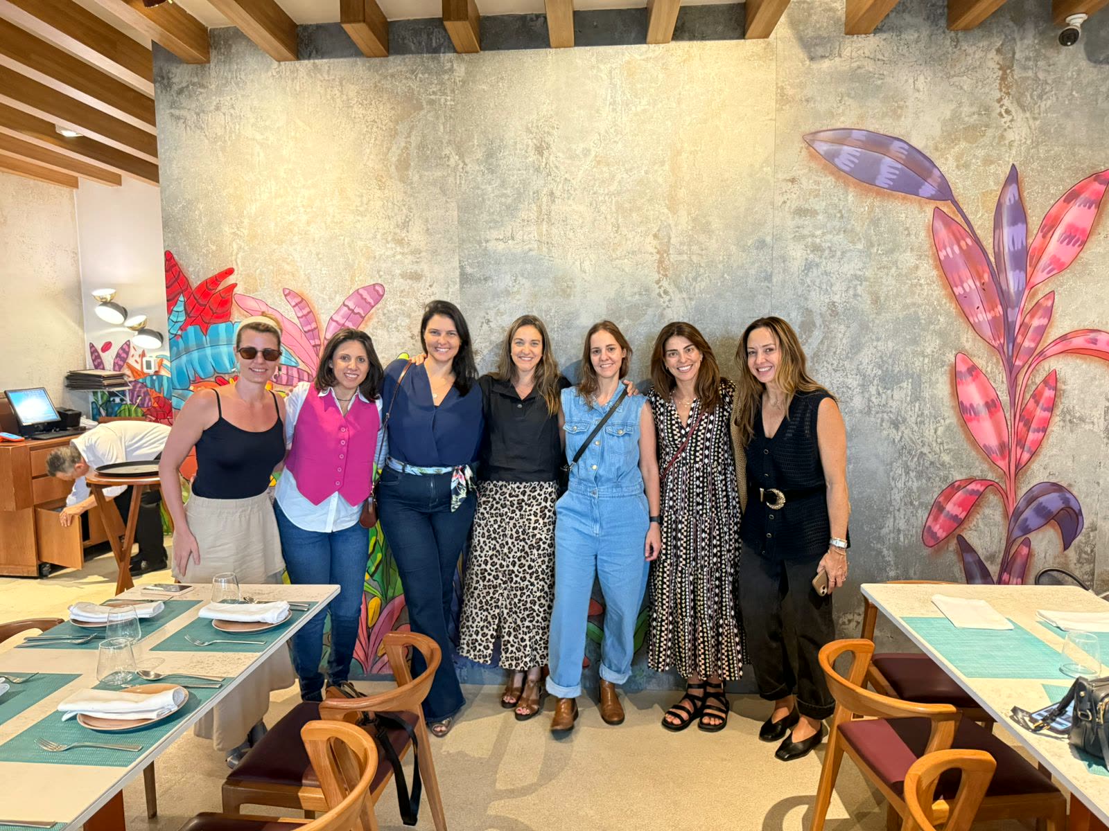 Mulheres do grupo reunidas em um almoço de encontro da comunidade